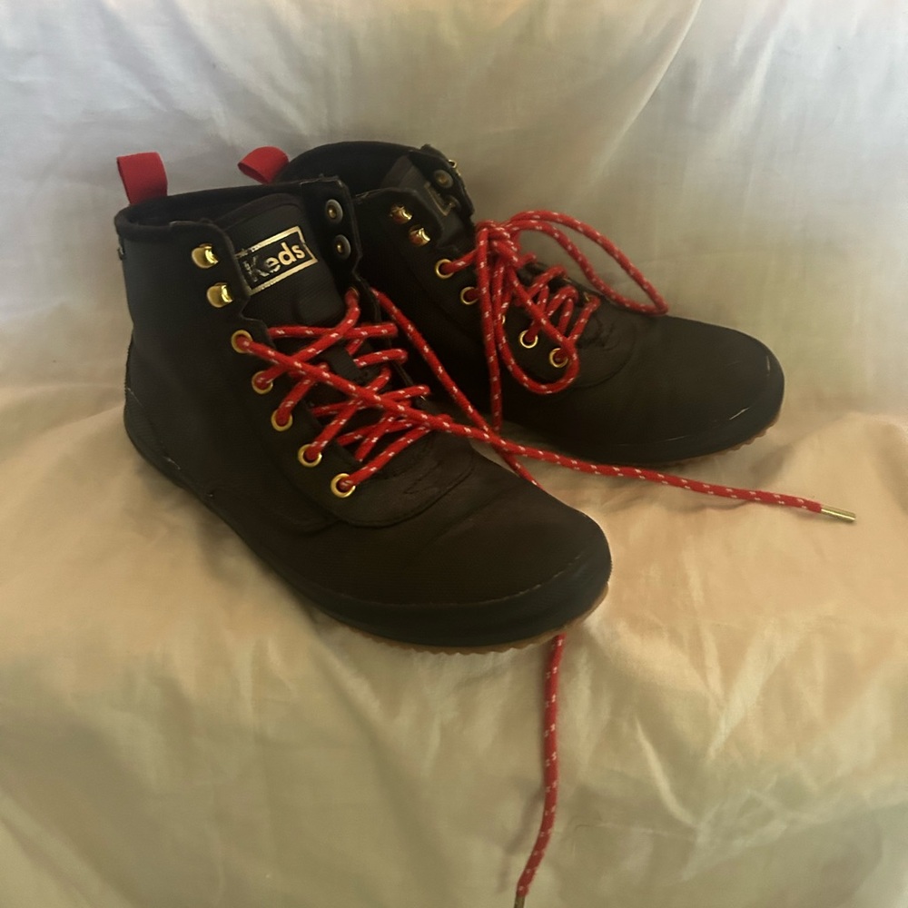 Keds ladies Black Boots with Vibrant Red Laces 70%wool 30%polyester.